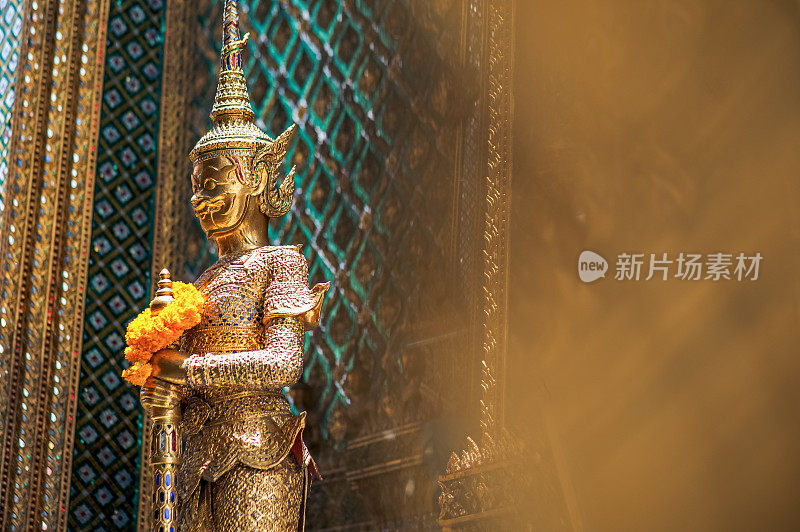 泰国金色雕像在Wat Pho外的位置，曼谷